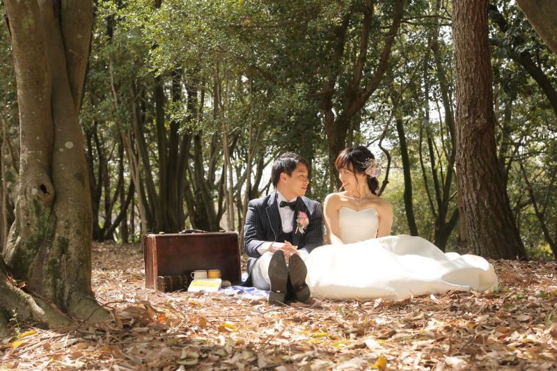 落ち葉に埋もれた森の中で…