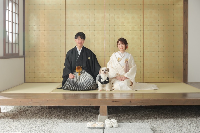 【16:00】ラストショットは金屏風の前で