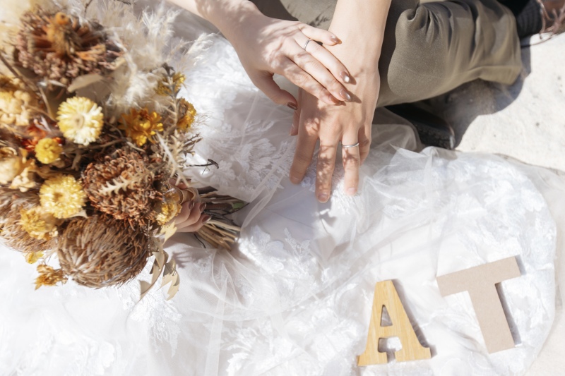 自然光が降り注ぐ、手元のクローズアップ