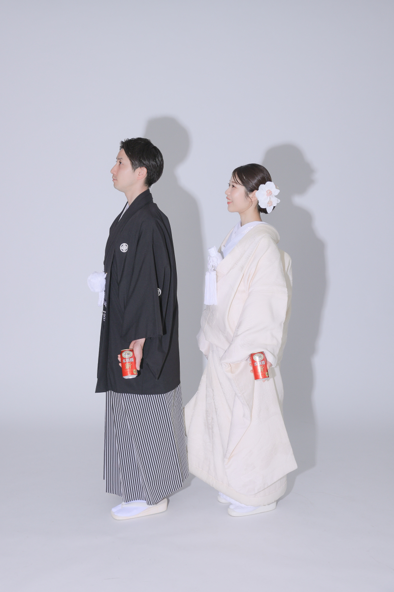 手に持っているのは、、?