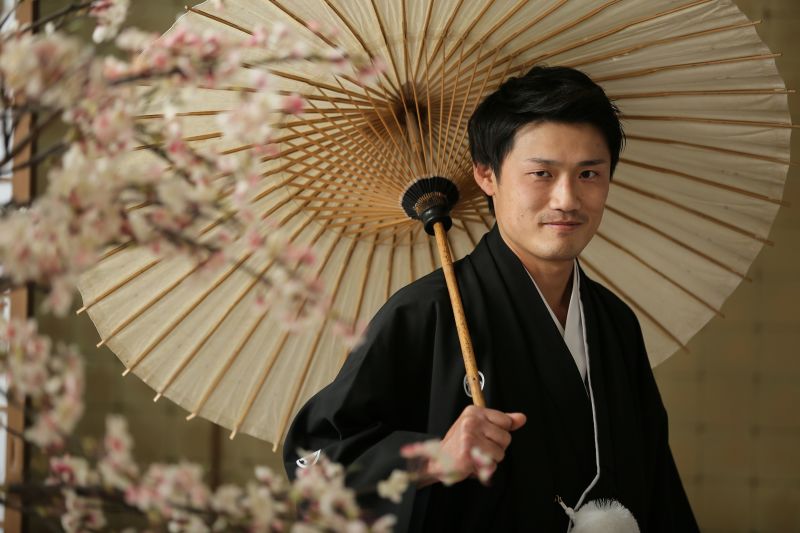 新郎様は傘を持って