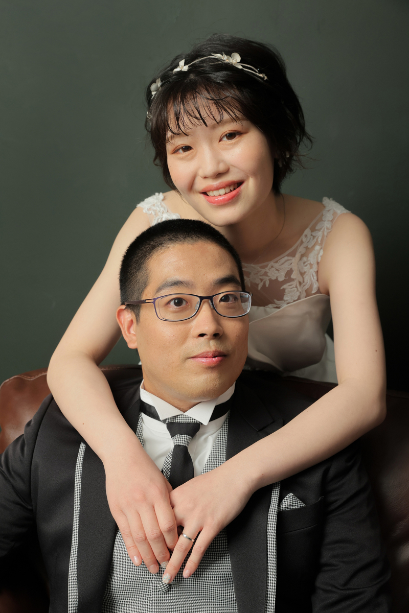 後ろからバックハグ