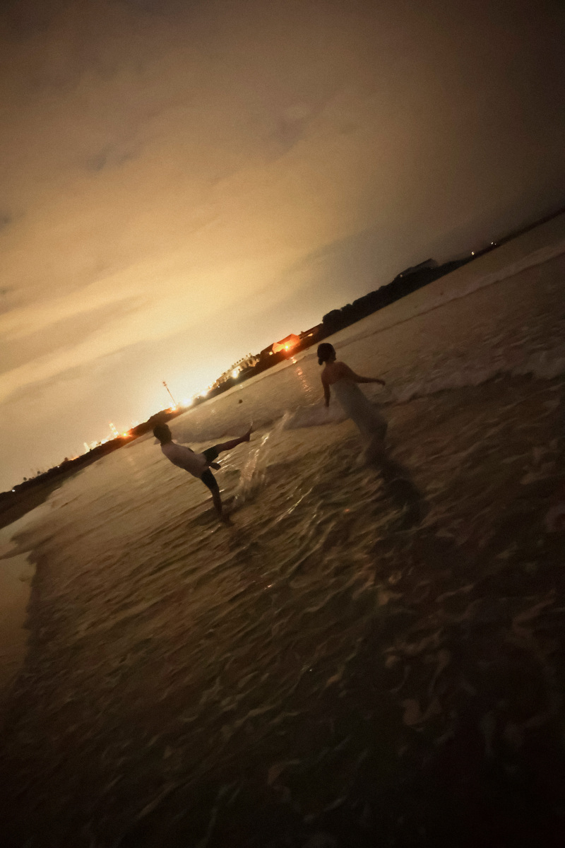 海で遊ぶお二人！