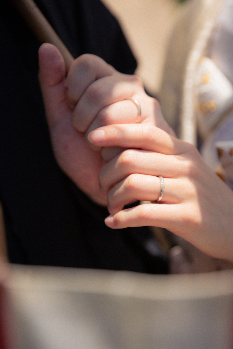 そっと手を添えて…