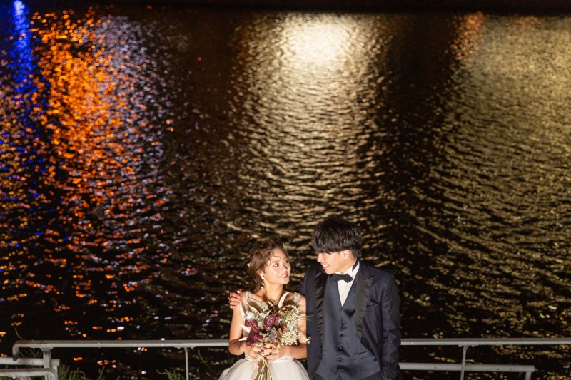 川沿いで肩を寄せ合って