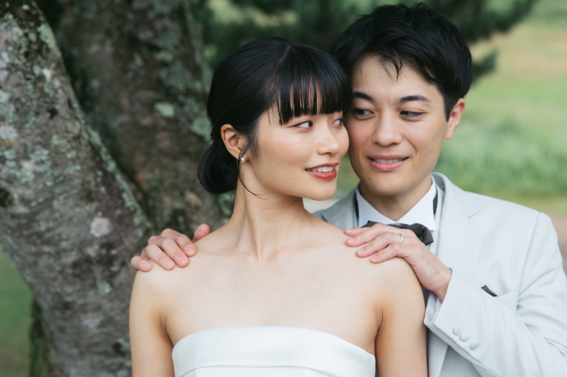 チラッと見つめあって