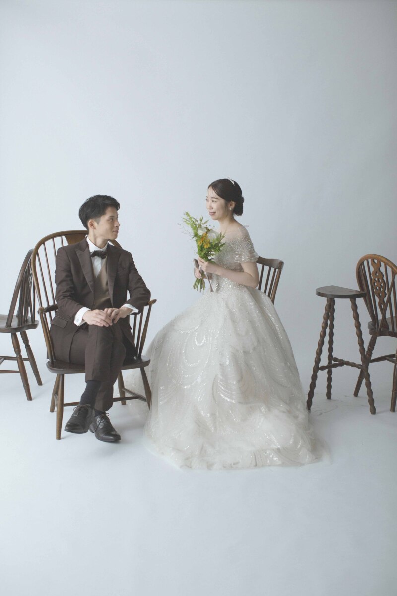 イスに座ったポーズも一味違った雰囲気に。