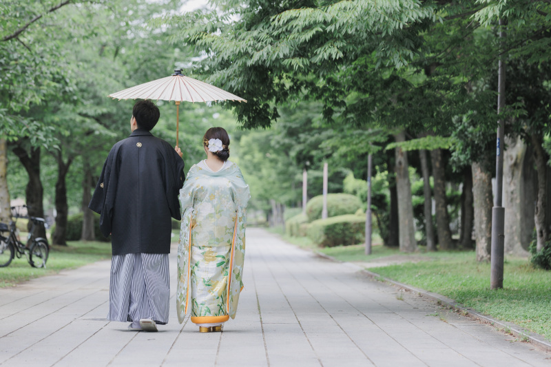 公園内を歩くお二人