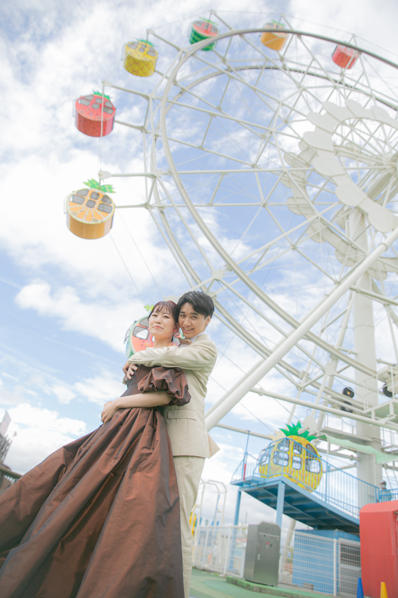 観覧車の前で