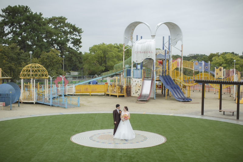 カラフルな遊具に囲まれて