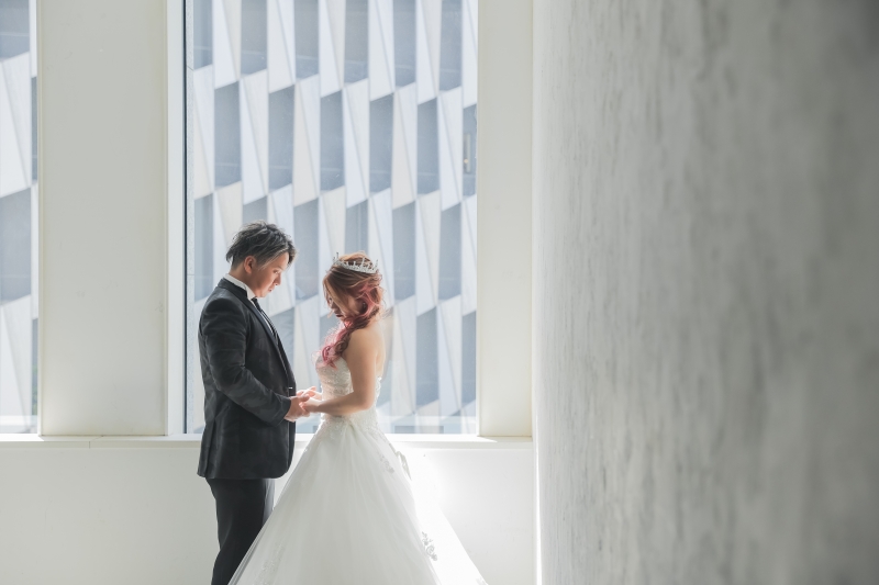 大きな窓をバックに