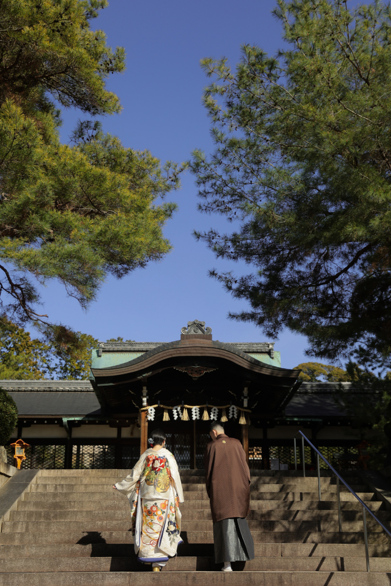 緑に囲まれた境内へ