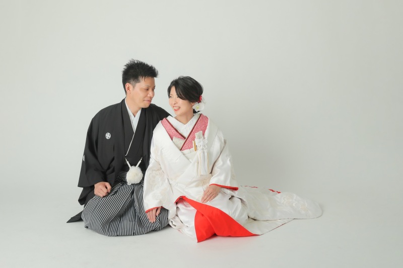 赤い比翼が特徴の白無垢