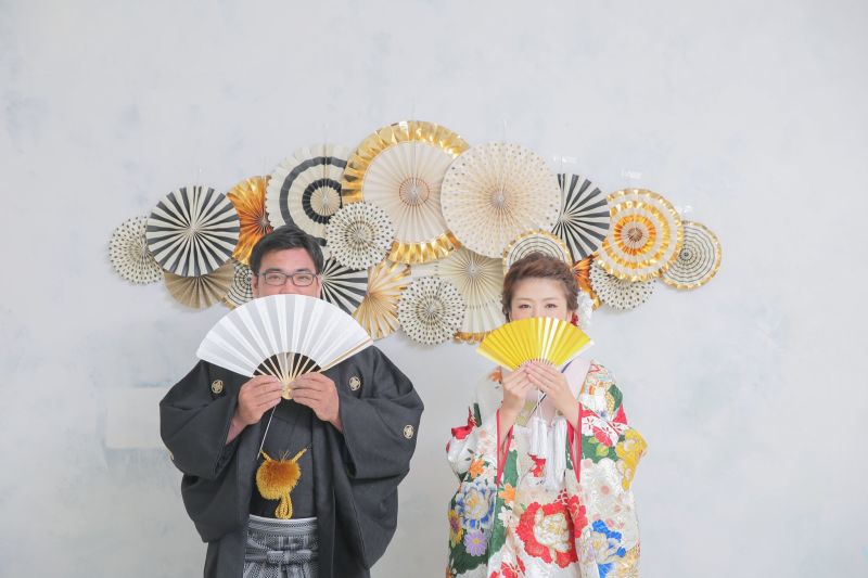 ペーパーファンの前でポーズ☆