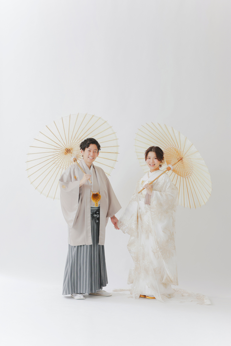 お揃いの白い和傘