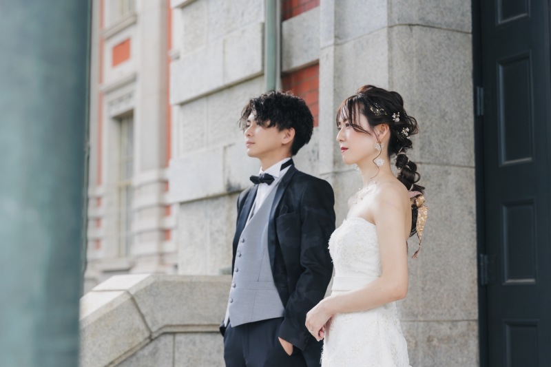 レンガ色の公会堂を背景に