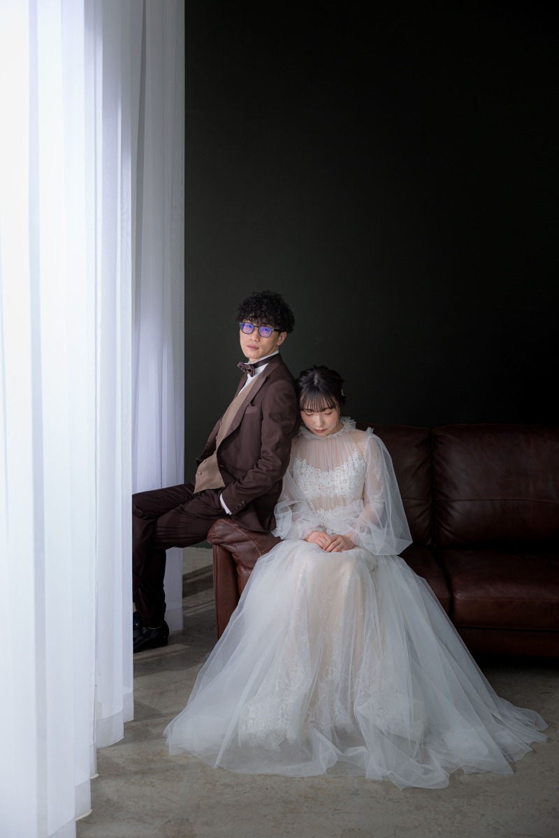 ソファに腰掛けて