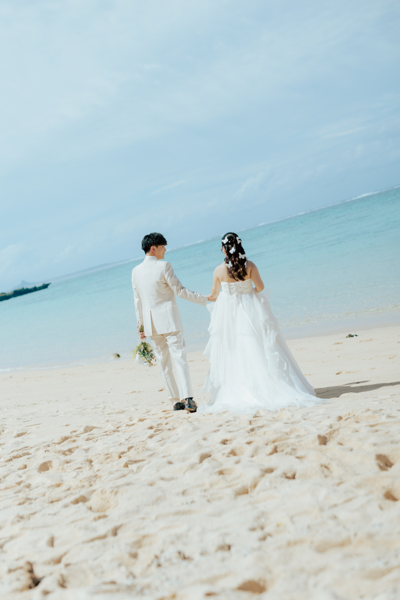 まずはビーチを歩いて