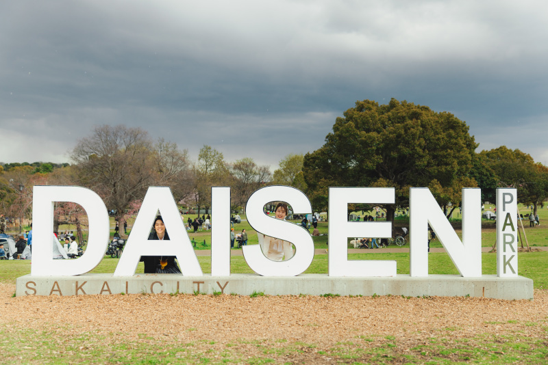 オブジェの前で