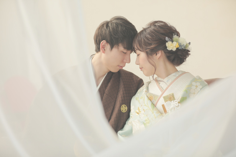 カーテンの向こうで内緒話?