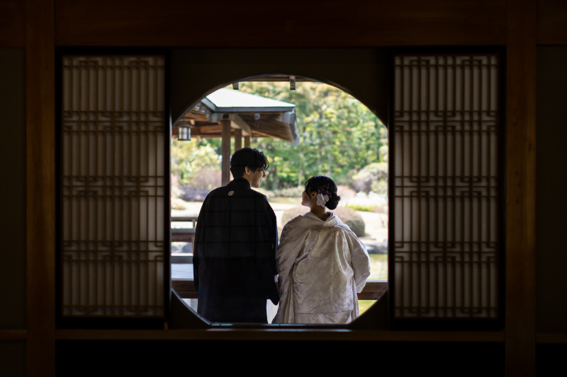 丸窓からの後ろ姿