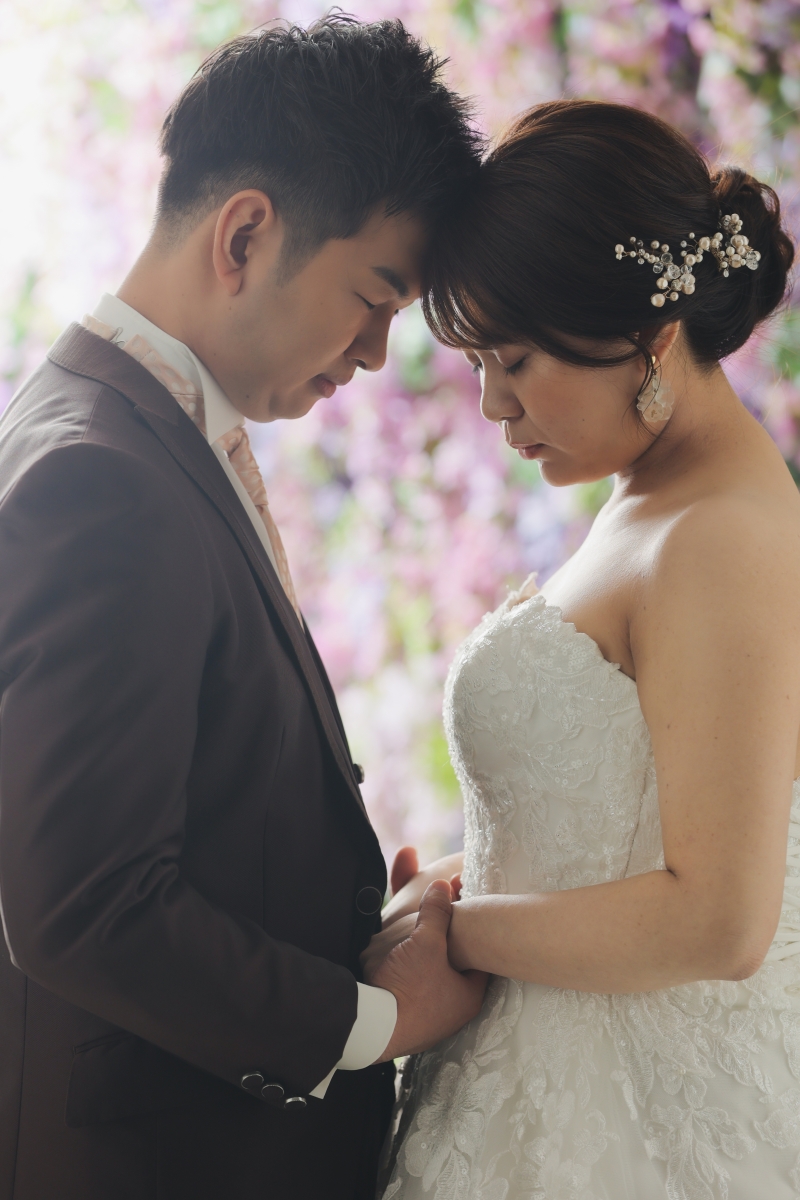 手を取り合って