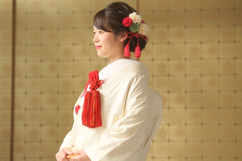 金屏風の前で美しい横顔ショット♪