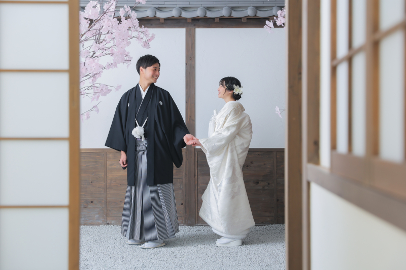 手を取り合って