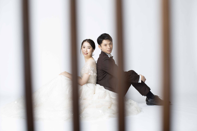 イスの背の隙間から