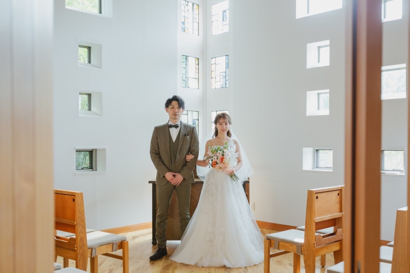 まずはステンドグラスが綺麗なチャペル