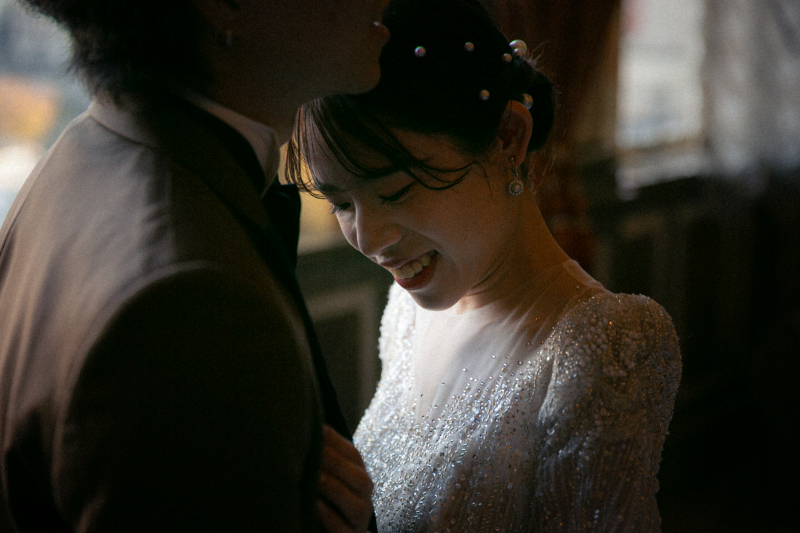 新郎様の胸元で