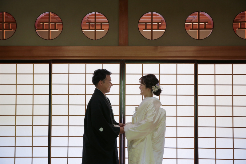 手を取り合って