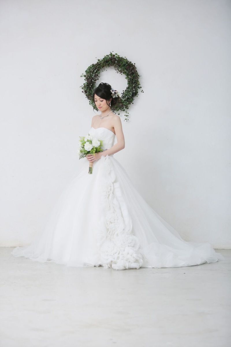 真っ白な壁と緑のリース♪