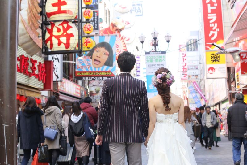 にぎやかな街並みでオンリーワンの婚礼写真!