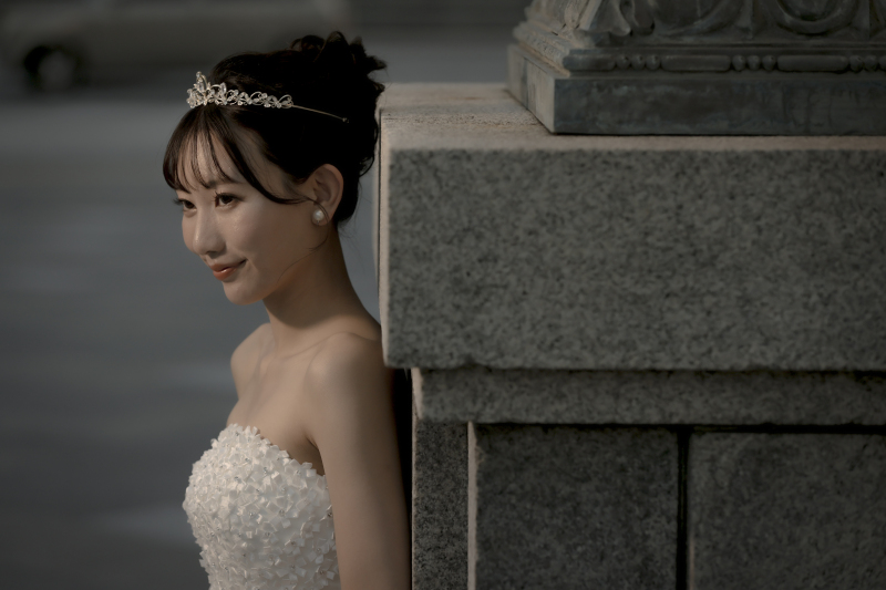 柱に寄りかかって