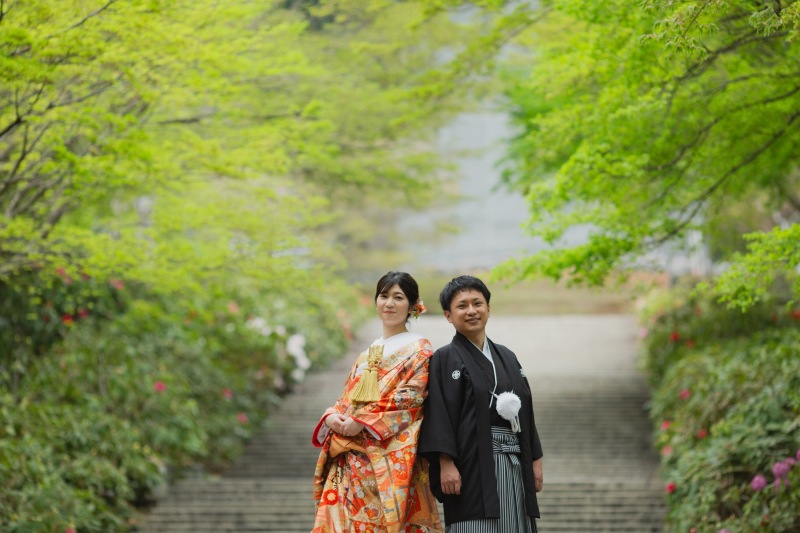 階段の前でツーショット