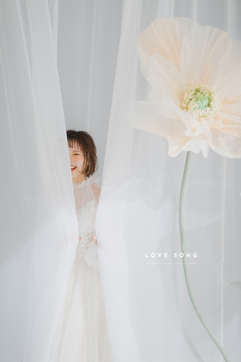 カーテンに包まれて