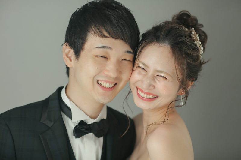 額をよせてはじける笑顔