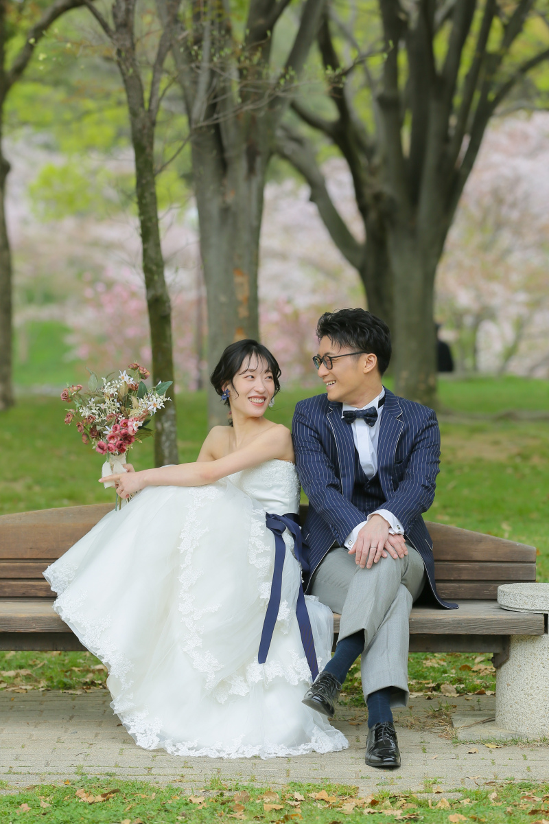 ベンチに座って