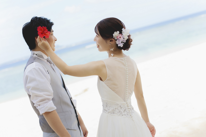 沖縄の美しい海を背景に