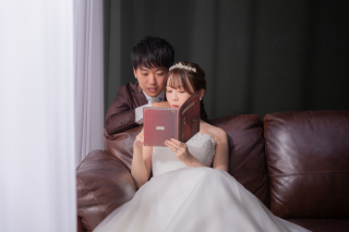 二人らしさ溢れるウェディングフォト：スタジオTVB梅田店での特別な一日