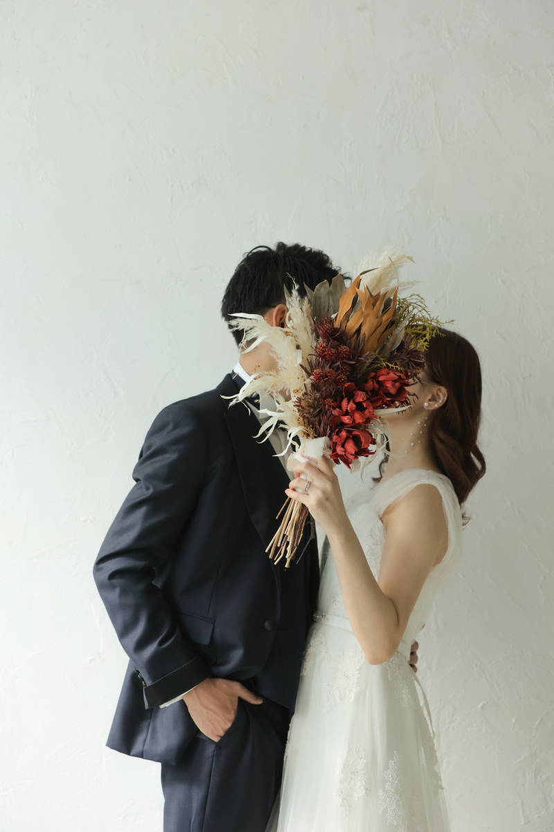 ブーケで顔を隠して