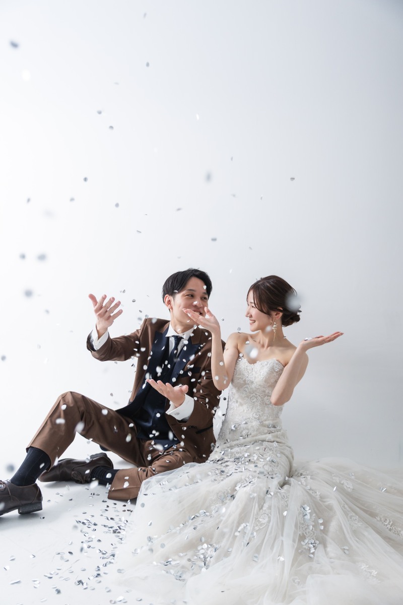銀色の紙吹雪が舞う、祝福の瞬間