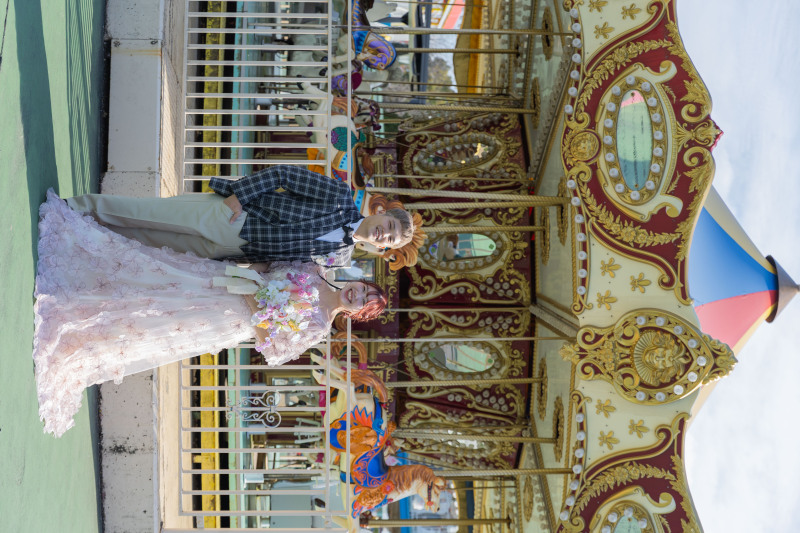 メリーゴーランドの前で