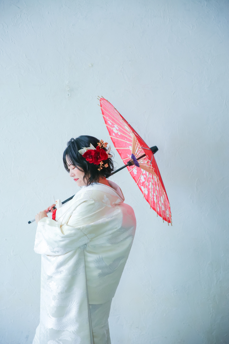 シンプルな白壁でも素敵なご新婦様のソロショット