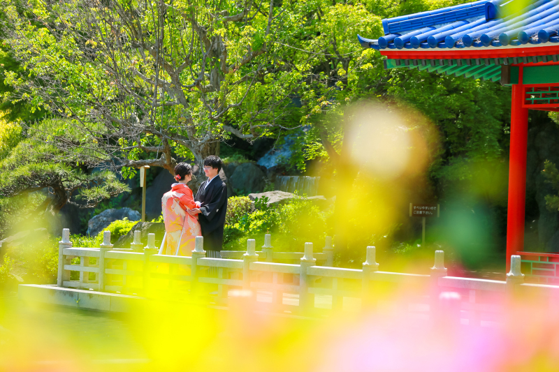 朱色の鮮やかな、あずま屋の前で