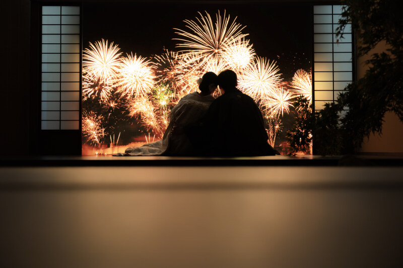 花火の前で