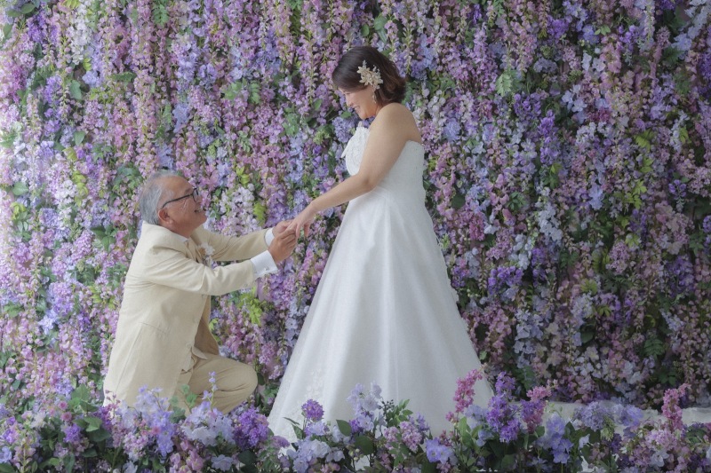 お花の壁でプロポーズ