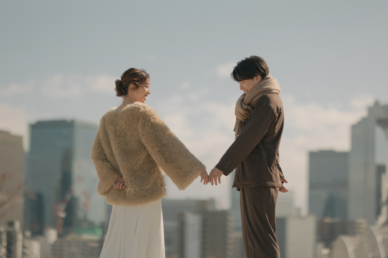 お二人寄り添うかわいいフォトウェディング