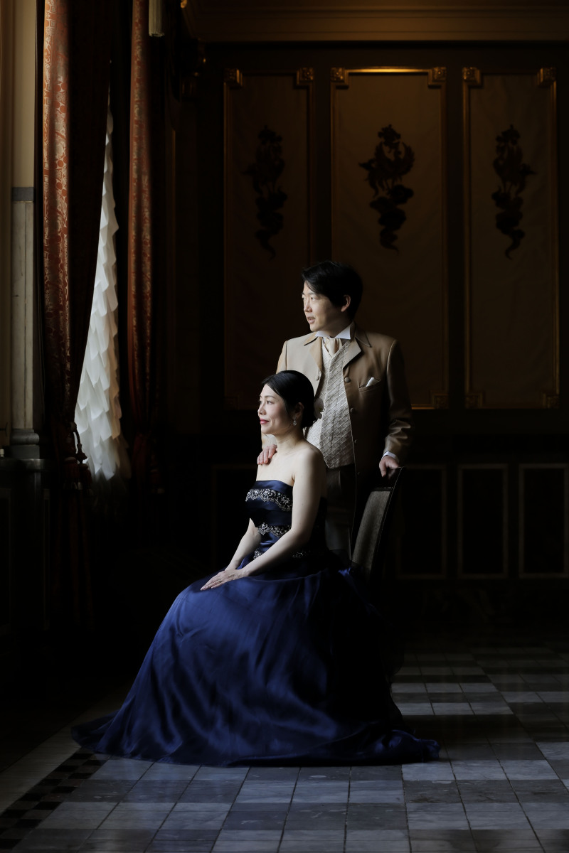 窓際で寄り添い